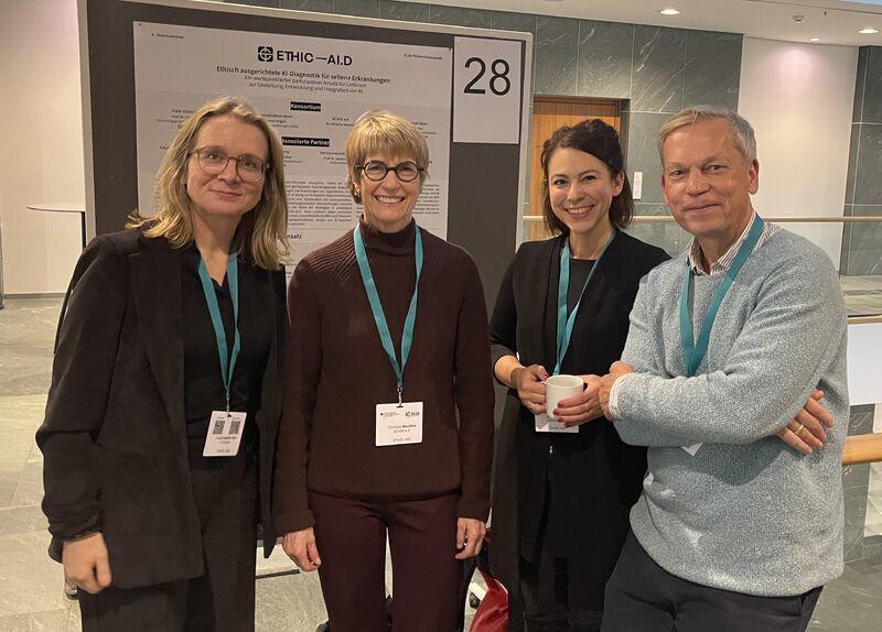 Konsortionalpartner (Claudia Müller-Birn, Freie Universität Berlin; Christine Mindlos, ACHSE e.V.; Nadine Scholten und Lorenz Grigull, Universitätsklinikum Bonn)